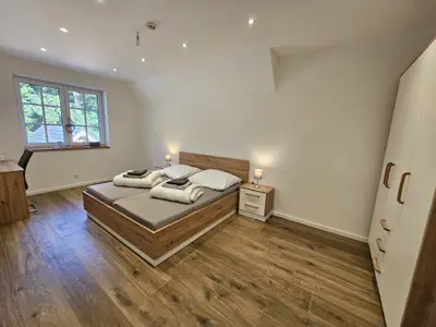 Schlafzimmer 2 mit Doppelbett und Kleiderschrank