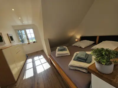 Schlafzimmer 3 mit Doppelbett und Kommode