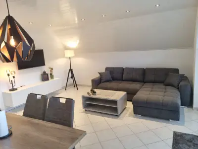 Modernes Wohnzimmer mit bequemer Couch und Fernseher