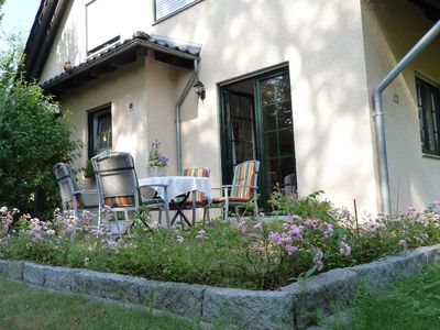 Terrasse im grünen Garten