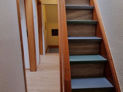 Steile Treppe zum Wohnungsaufgang