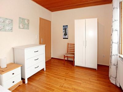 Schlafzimmer mit Kleiderschrank