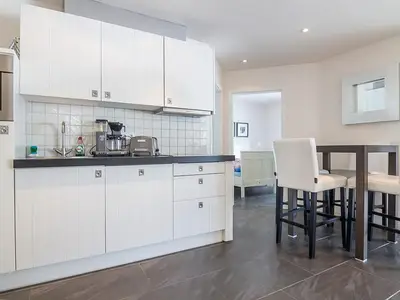 Küchenzeile mit Backofen