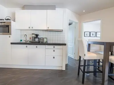 Küchenzeile mit Mikrowelle