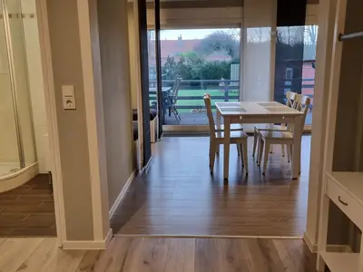 Flur Blick ins Bad und Wohnzimmer