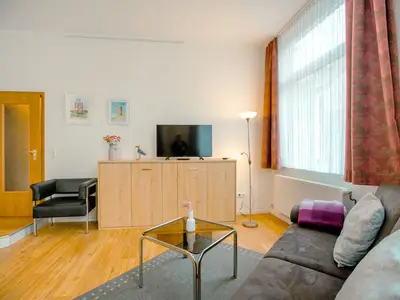 Blick vom Sofa Richtung Schrankbett und TV
