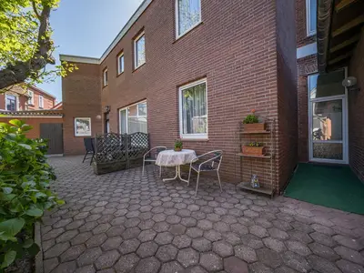 Blick auf die Terrasse mit Tisch und zwei Stühlen