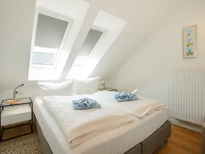 Schlafzimmer mit Dachschräge, Boxspringbett