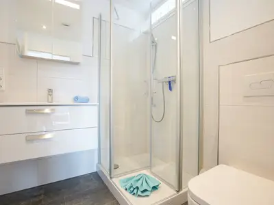 Badezimmer mit WC, Waschbecken und Dusche