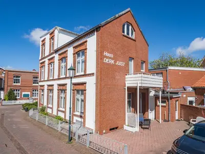 Haus von außen mit Blick auf Fenster der Wohnung