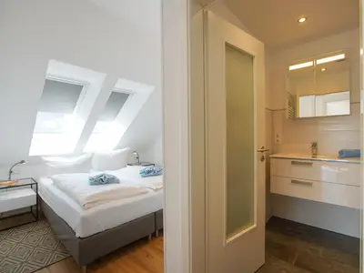 Blick auf Schlafzimmer und Badezimmer