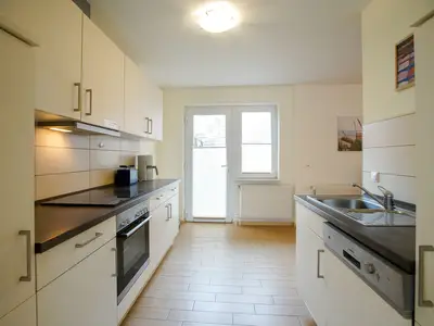 Küchenzeile mit Blick zur Terrassentür