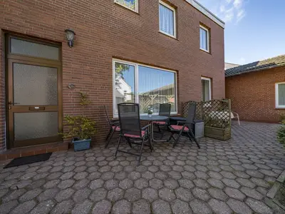Eigener Eingang und Terrasse mit Gartenmöbeln