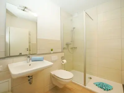 Badezimmer mit WC, Waschbecken und Dusche