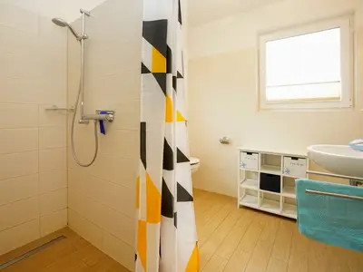 Badzimmer mit Blick auf Dusche und Waschbecken