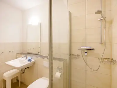 Badezimmer mit Waschbecken, WC und Duschkabine