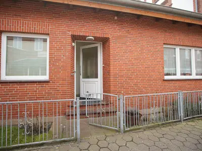 Eingang mit drei Treppenstufen