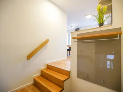 Eingangsbereich der Wohnung mit Garderobe und kleiner Treppe