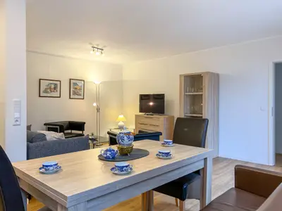 Blick von Esstisch in Richtung Sofa und TV