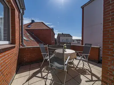 Balkonterrasse mit Gartenmöbeln