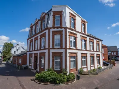 Blick auf das Haus Derk Juist bei schönem Wetter