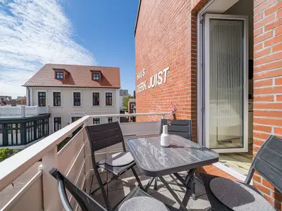 Balkon bei schönem Wetter mit Balkonmöbeln