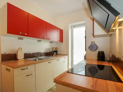 Blick auf Küchenzeile mit Tür zum Balkon