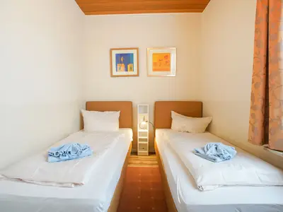 Schlafzimmer mit zwei Boxspringbetten