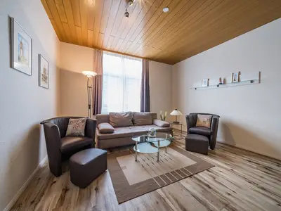Wohnzimmer mit Sofa und Sesseln