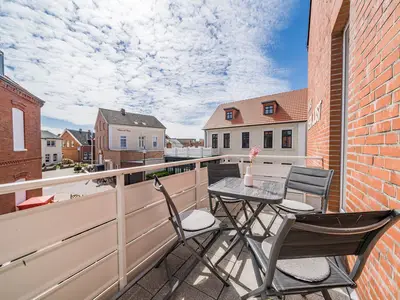 Balkon bei traumhaftem Wetter mit Balkonmöbeln