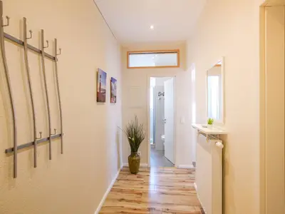 Wohnungflur mit Garderobe und Tür zum Bad