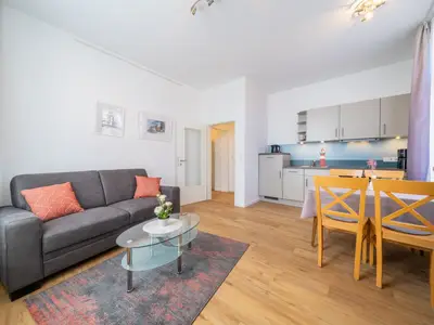 Blick auf Sofa und Eingangtür