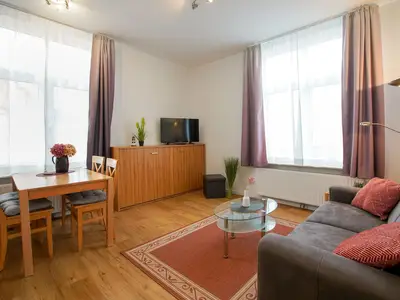 Blick ins Wohnzimmer mit Sofa