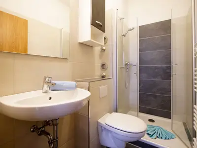 Badezimmer mit WC, Waschbecken und Dusche