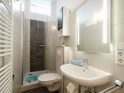 Badezimmer mit WC, Waschbecken und Dusche