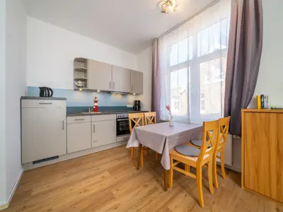 Esstisch und Blick auf Küchenzeile