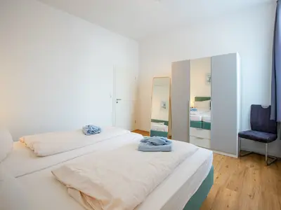Schlafzimmer mit Boxspringbett, Schrank