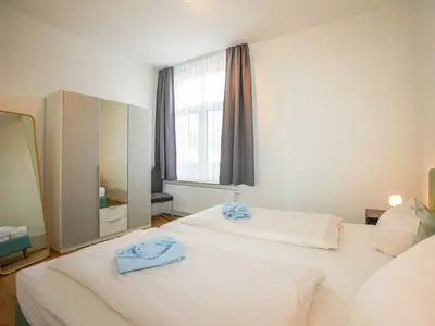 Blick über das Bett Richtung Fenster