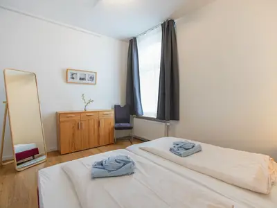 Schlafzimmer, Blick vom Bett zum Fenster