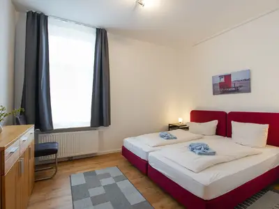 Schlafzimmer mit Boxspringbett
