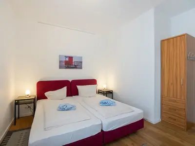 Schlafzimmer mit Boxspringbett, Schrank
