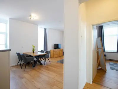 Eingangsbereich mit Blick in Wohnküche und Schlafzimmer