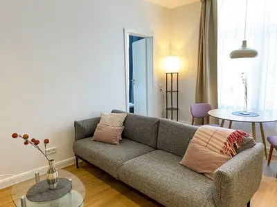 Blick vom Eingangsbereich auf das Sofa