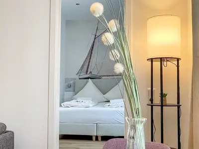 Blick über Esstisch in Schlafzimmer