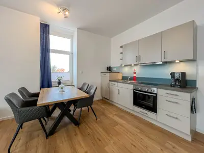 Esstisch und Blick auf Küchenzeile