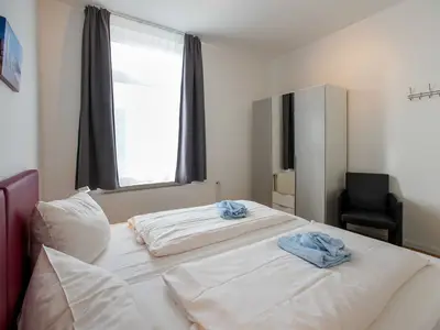 Schlafzimmer, Blick vom Bett zum Fenster