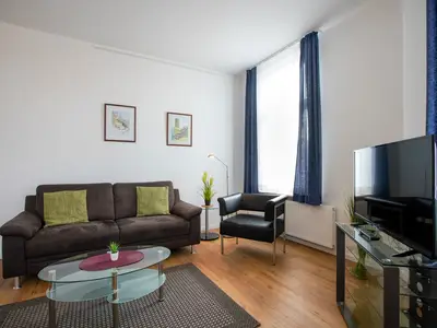 Sofa mit TV im Vordergrund