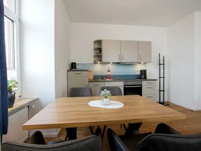 Esstisch und Blick auf Küchenzeile