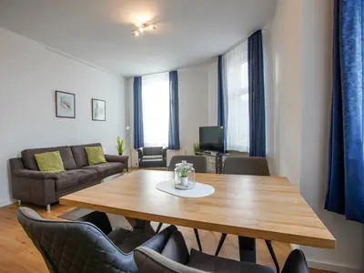 Esstisch mit Blick in den Wohnbereich