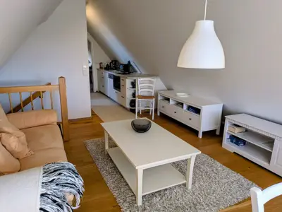 Wohnzimmer mit Blick auf Küchenzeile